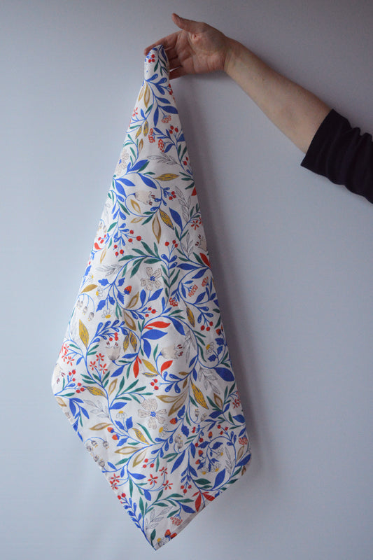 Torchon à motif Primavera tissé et fabriqué en France, sur fond blanc