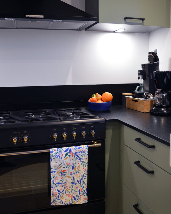 Torchon à motif Primavera tissé et fabriqué en France, suspendu au four