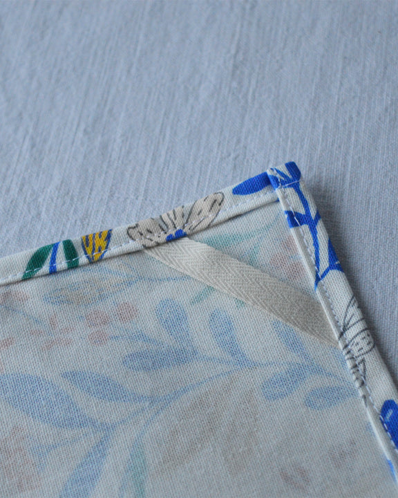 Ruban sergé du torchon à motif Primavera tissé et fabriqué en France, sur fond blanc