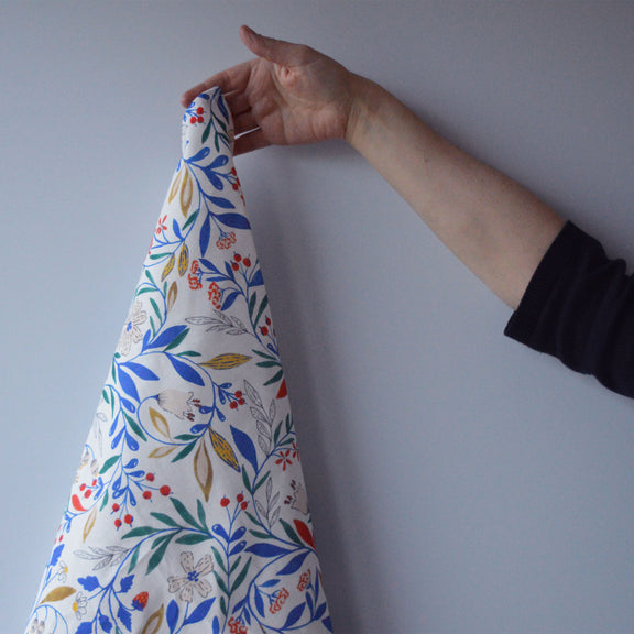 Torchon à motif Primavera tissé et fabriqué en France, sur fond blanc