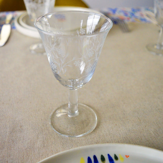 Verres à pied à motif floral chinés par Maison Primavera sur table dressée