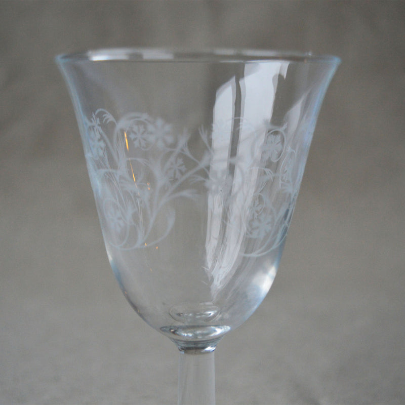 Haut de verre à motif floral chiné par Maison Primavera sur fond neutre