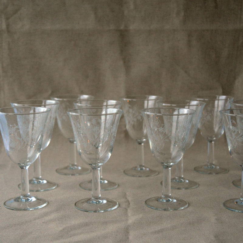 Verres à pied à motif floral chinés par Maison Primavera sur fond neutre