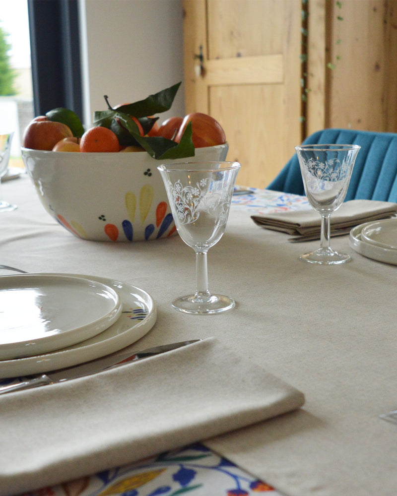 Verres à pied à motif floral chinés par Maison Primavera sur table dressée