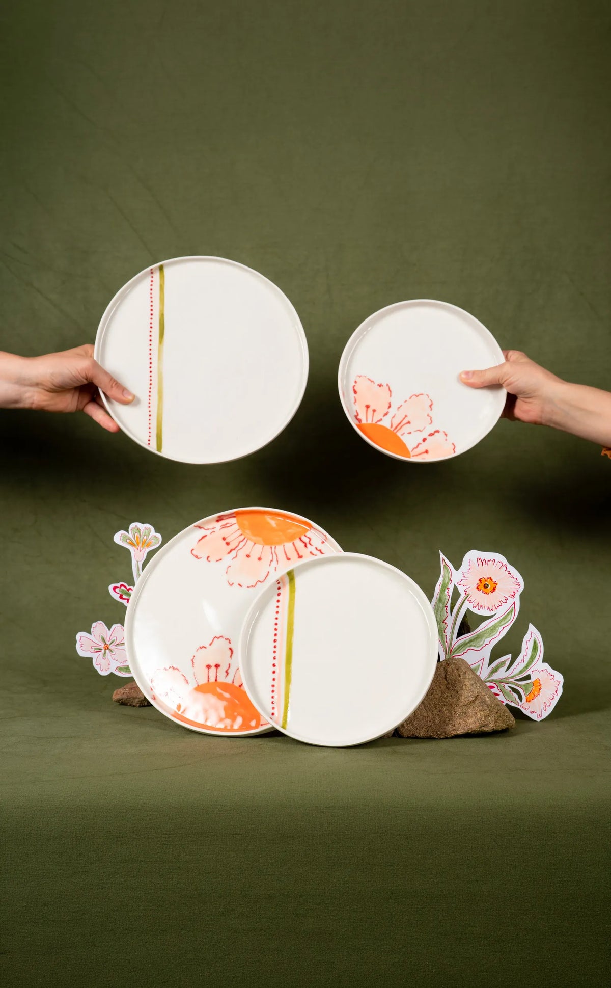 Vaisselle en porcelaine artisanale française au motif floral et à rayures colorées