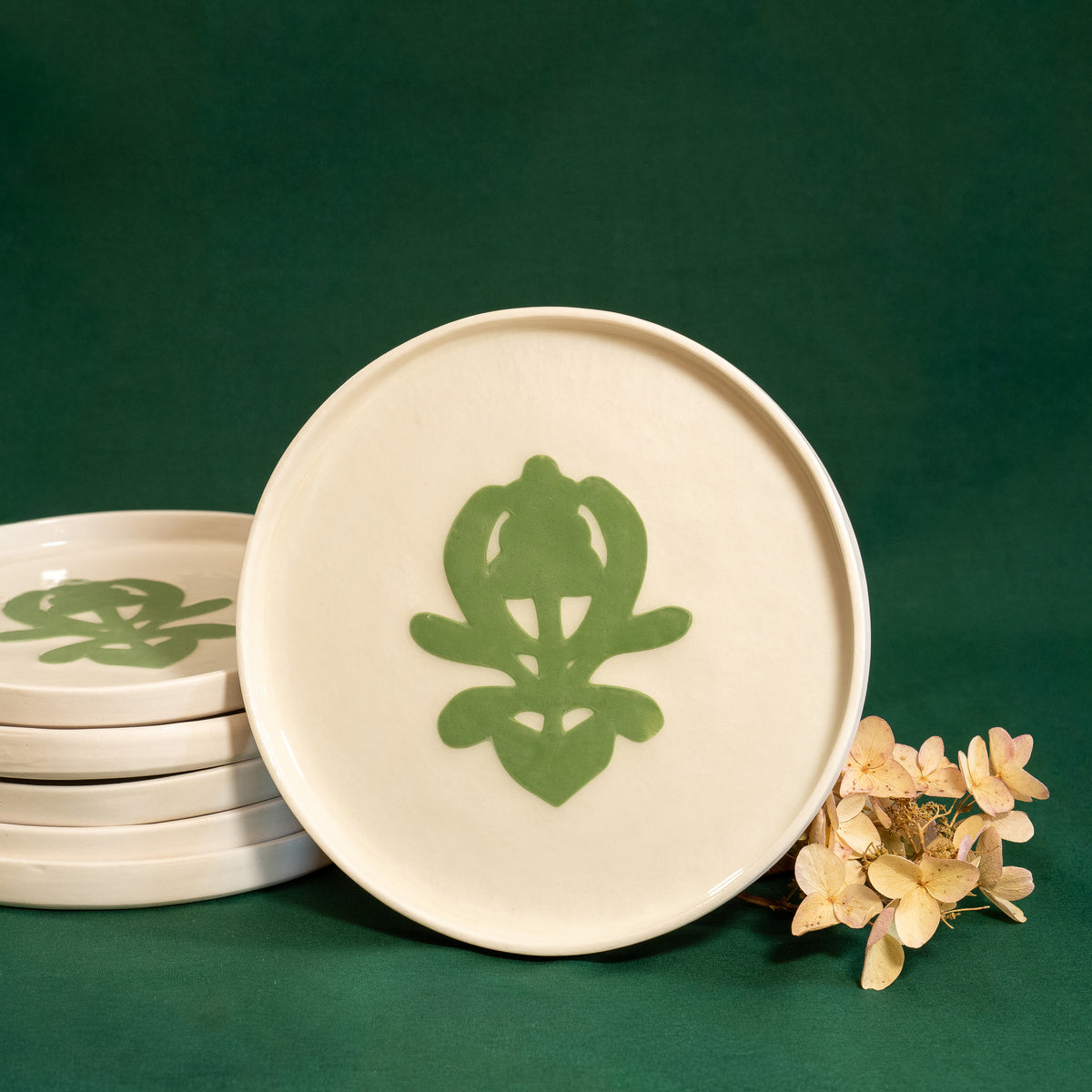 Assiette à dessert artisanale en porcelaine, fabriquée en France, blanche avec un motif cœur alsacien vert