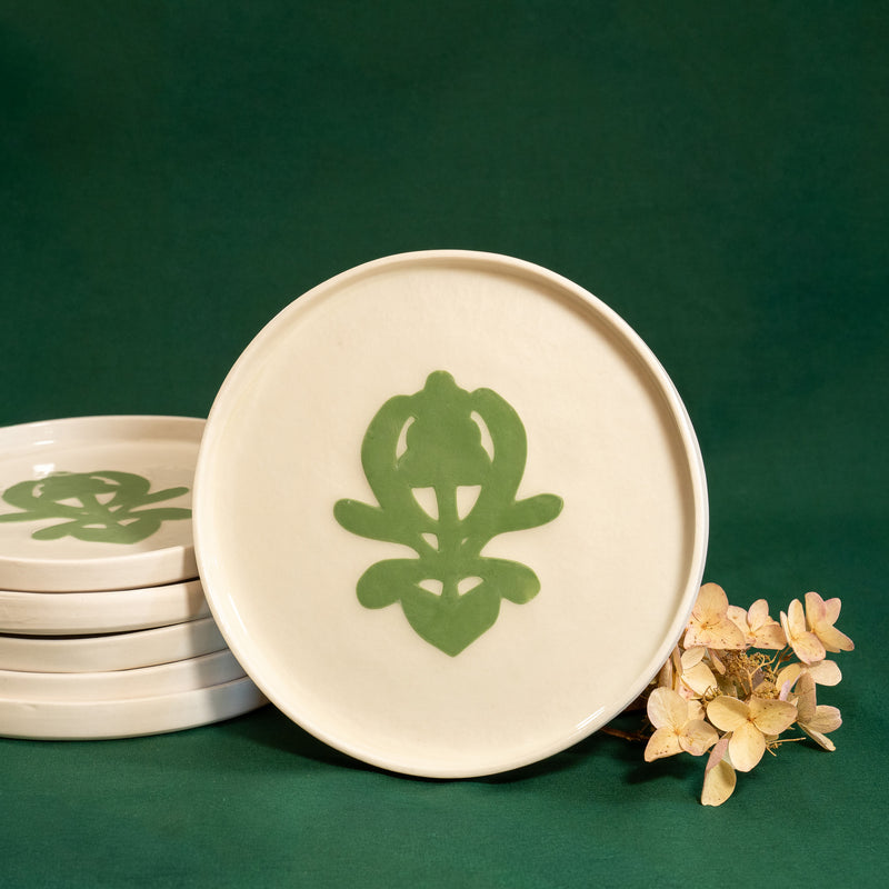 Assiette à dessert artisanale en porcelaine, fabriquée en France, blanche avec un motif cœur alsacien vert