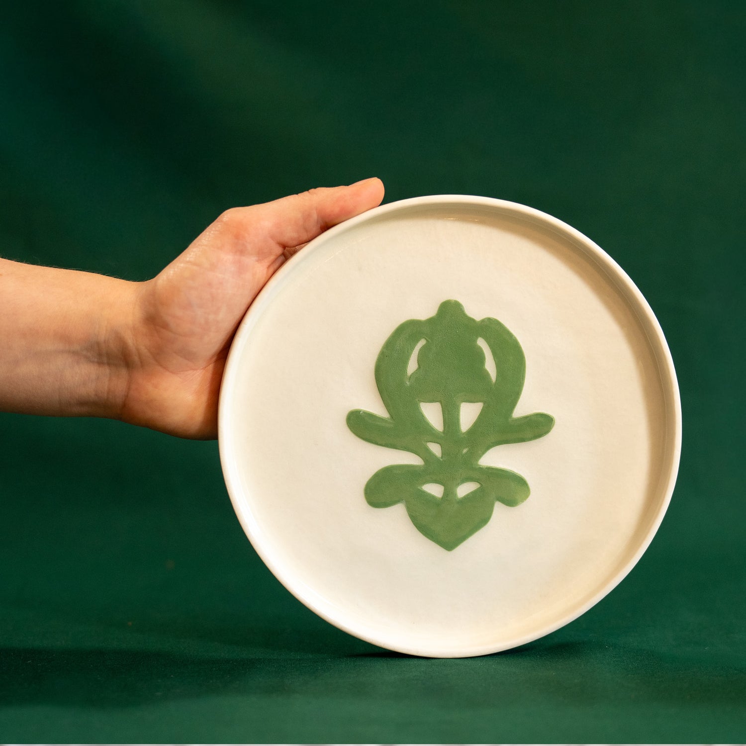 Assiette à dessert artisanale en porcelaine, fabriquée en France, blanche avec un motif cœur alsacien vert