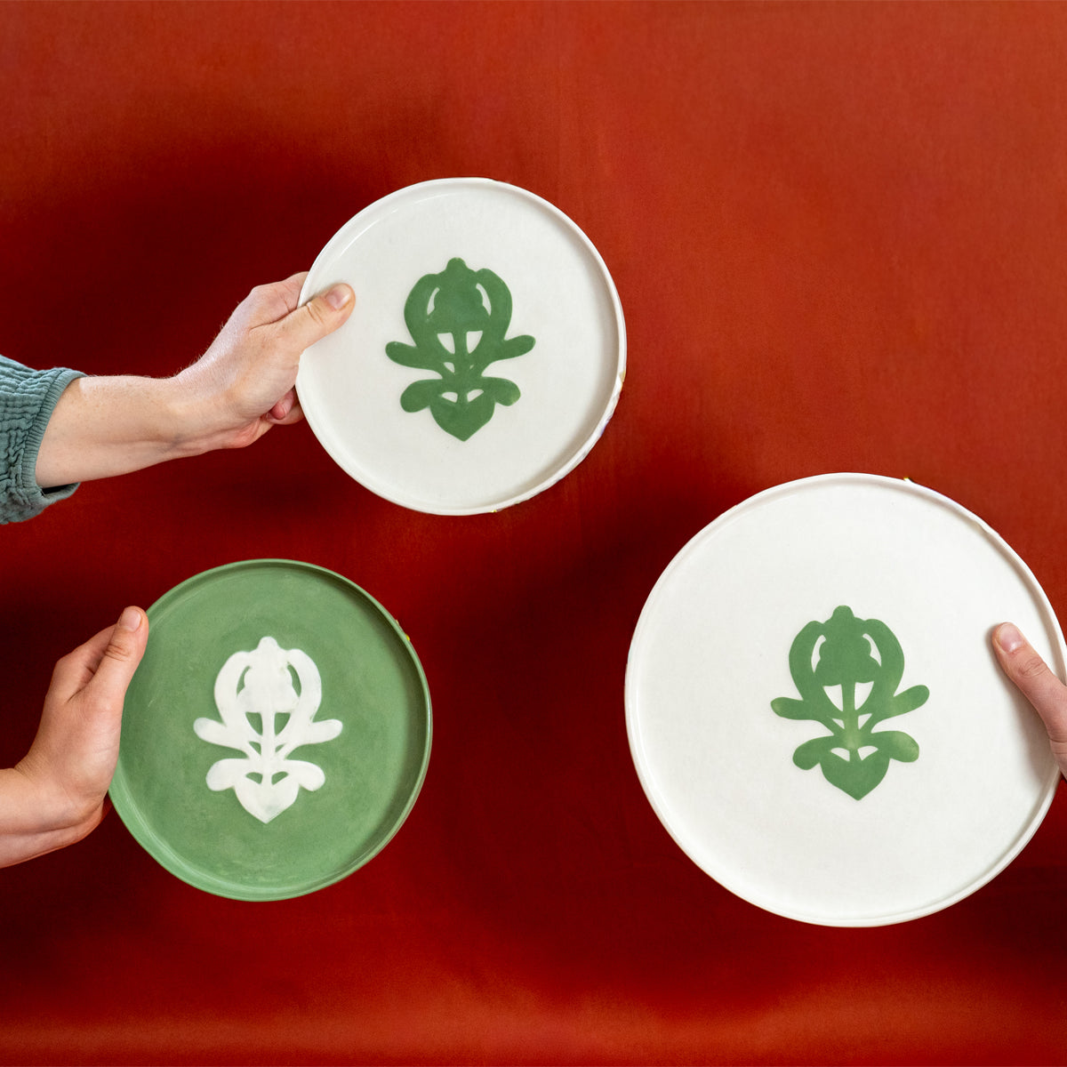 3 assiettes en porcelaine made in France, blanches à motif vert ou verte à motif blanc, coeur arbre de vie Alsace