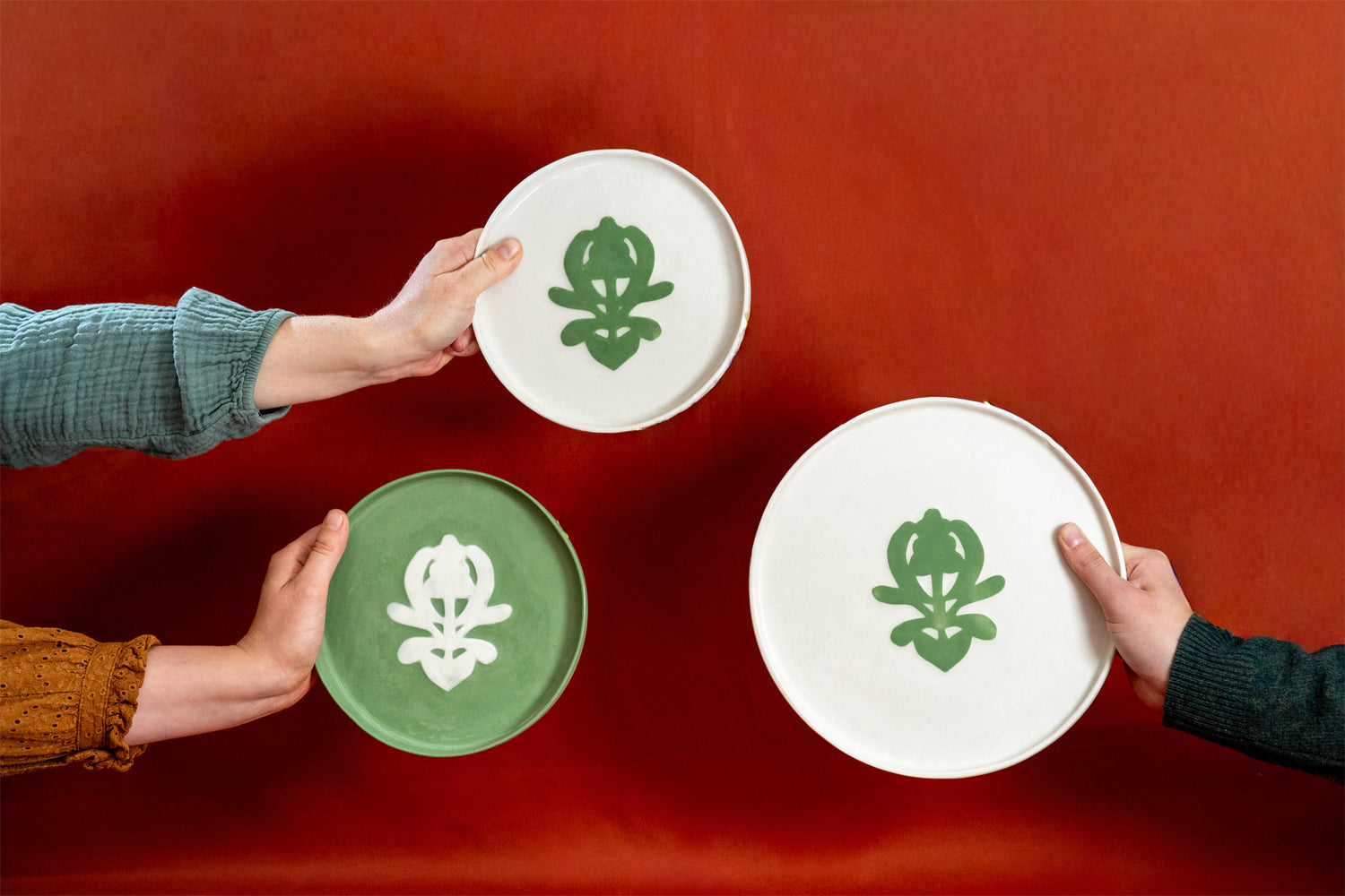 3 assiettes en porcelaine made in France, blanches à motif vert ou verte à motif blanc, coeur arbre de vie Alsace