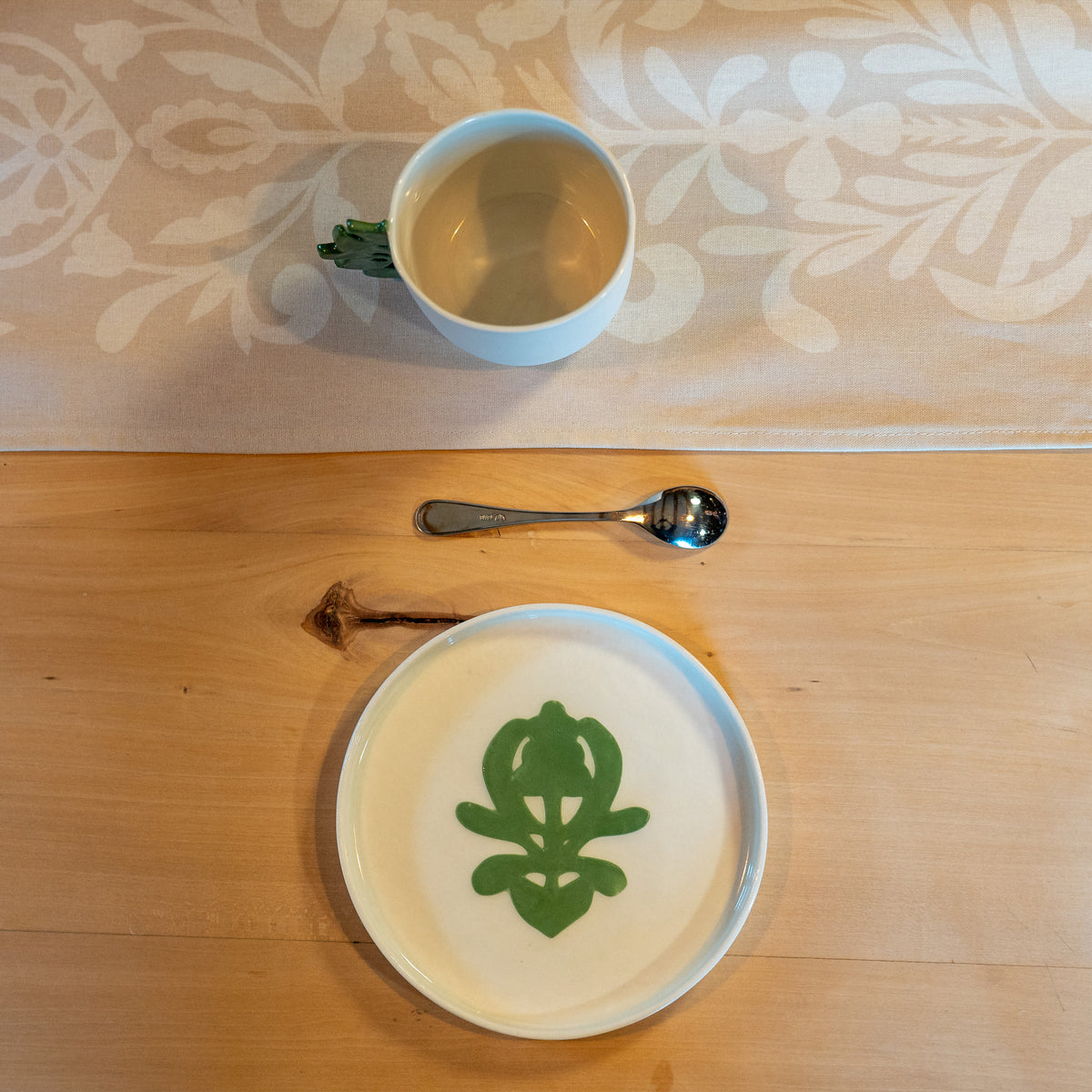 Assiette à dessert artisanale en porcelaine, fabriquée en France, blanche avec un motif cœur alsacien vert, tasse à anse en porcelaine made in France