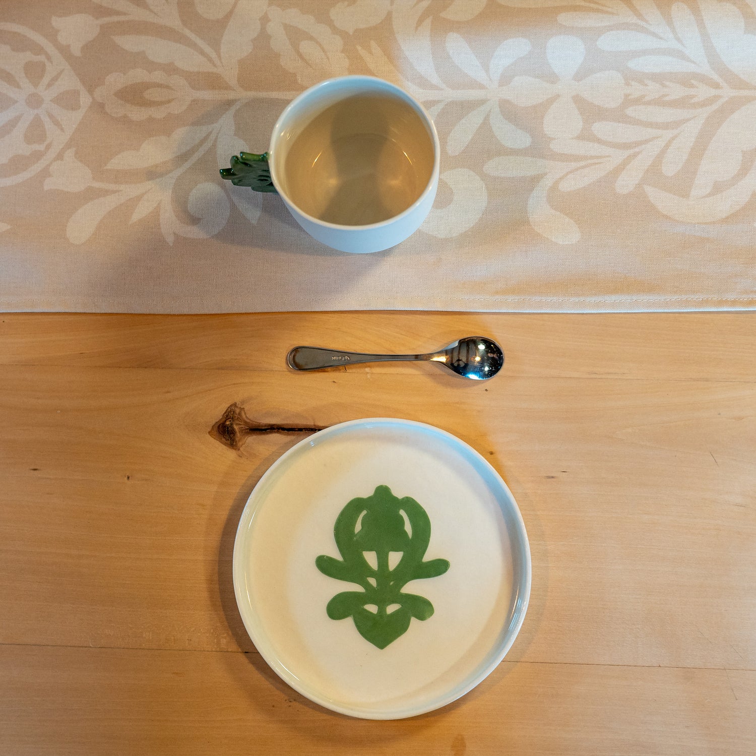 Assiette à dessert artisanale en porcelaine, fabriquée en France, blanche avec un motif cœur alsacien vert, tasse à anse en porcelaine made in France