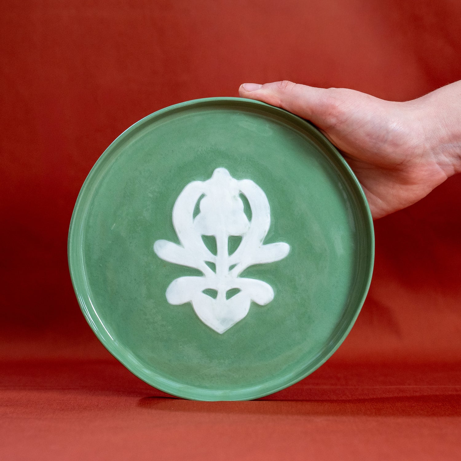 Assiette à dessert verte à motif blanc, en porcelaine, fabriquée en France artisanalement, motif arbre de vie alsacien