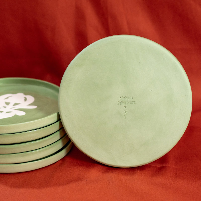 Assiette à dessert verte à motif blanc, en porcelaine, fabriquée en France artisanalement, motif arbre de vie alsacien