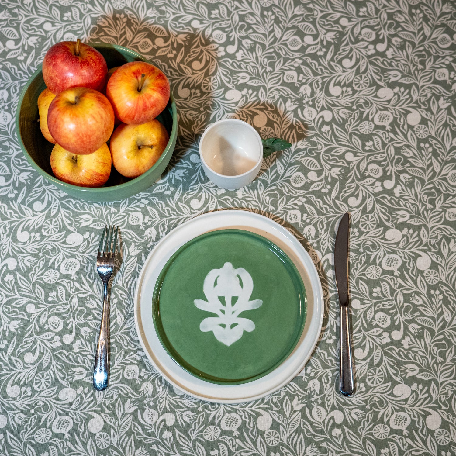 Assiette à dessert verte à motif blanc, en porcelaine, fabriquée en France artisanalement, motif arbre de vie alsacien, saladier, tasse et nappe made in France