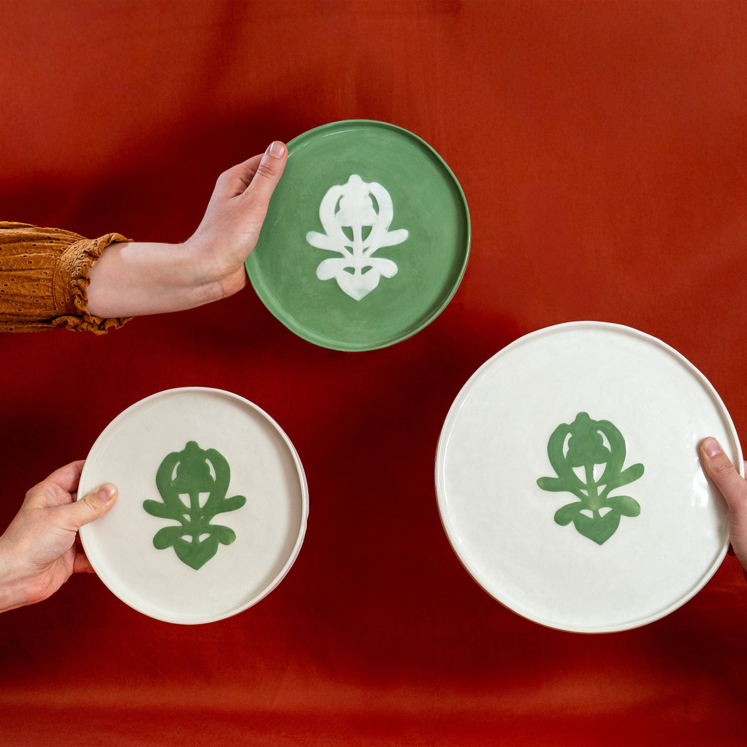 3 assiettes blanches à motif vert et verte à motif blanc, en porcelaine, fabriquées en France artisanalement, motif arbre de vie alsacien