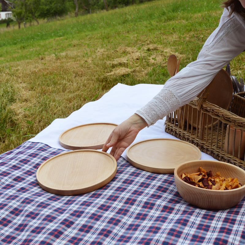Assiette en bois tournée à la main, fabriquée en France en Alsace, tournage sur bois artisanal. Pique-nique, panier en osier.