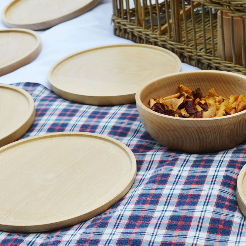 Assiettes en bois tournées à la main, fabriquées en France en Alsace, tournage sur bois artisanal. Pique-nique. Panier en osier.