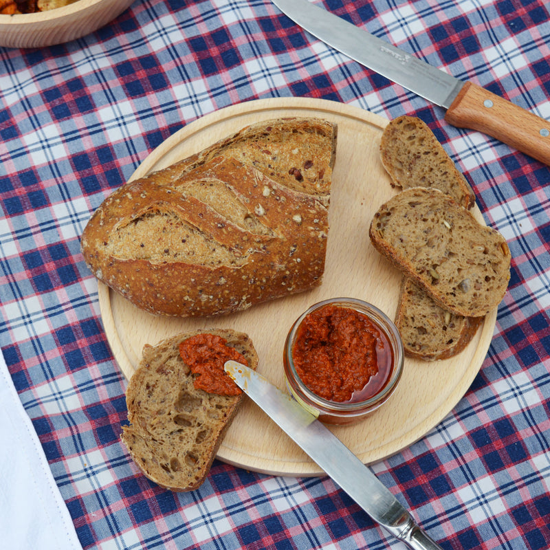 Assiette en bois tournée à la main, fabriquée en France en Alsace, tournage sur bois artisanal. Pique-nique, nappe en kelsch.