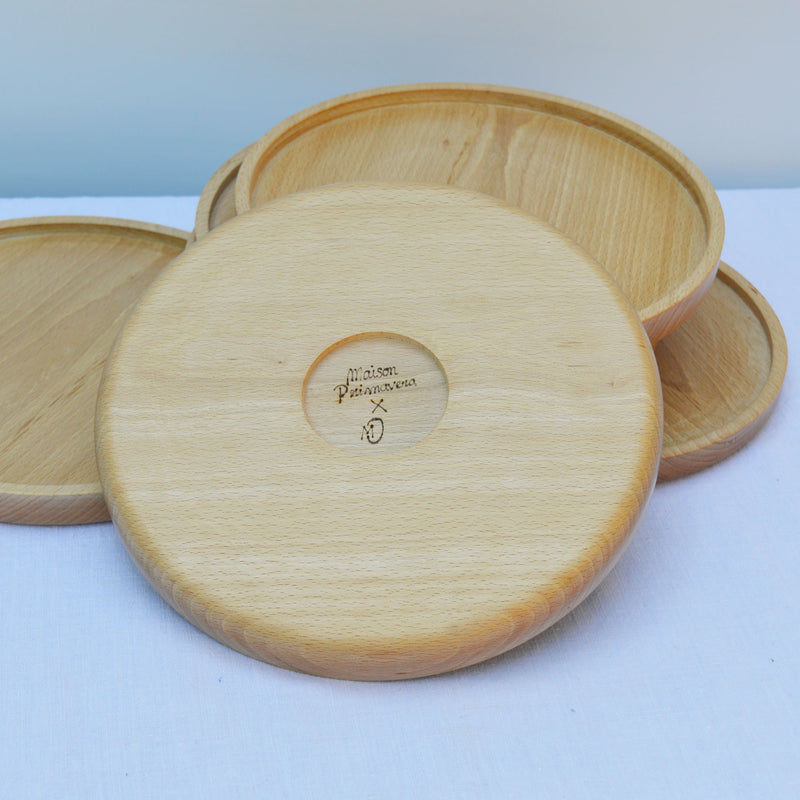 Pile et dessous d'assiettes en bois tournées à la main, fabriquées en France en Alsace, tournage sur bois artisanal. 