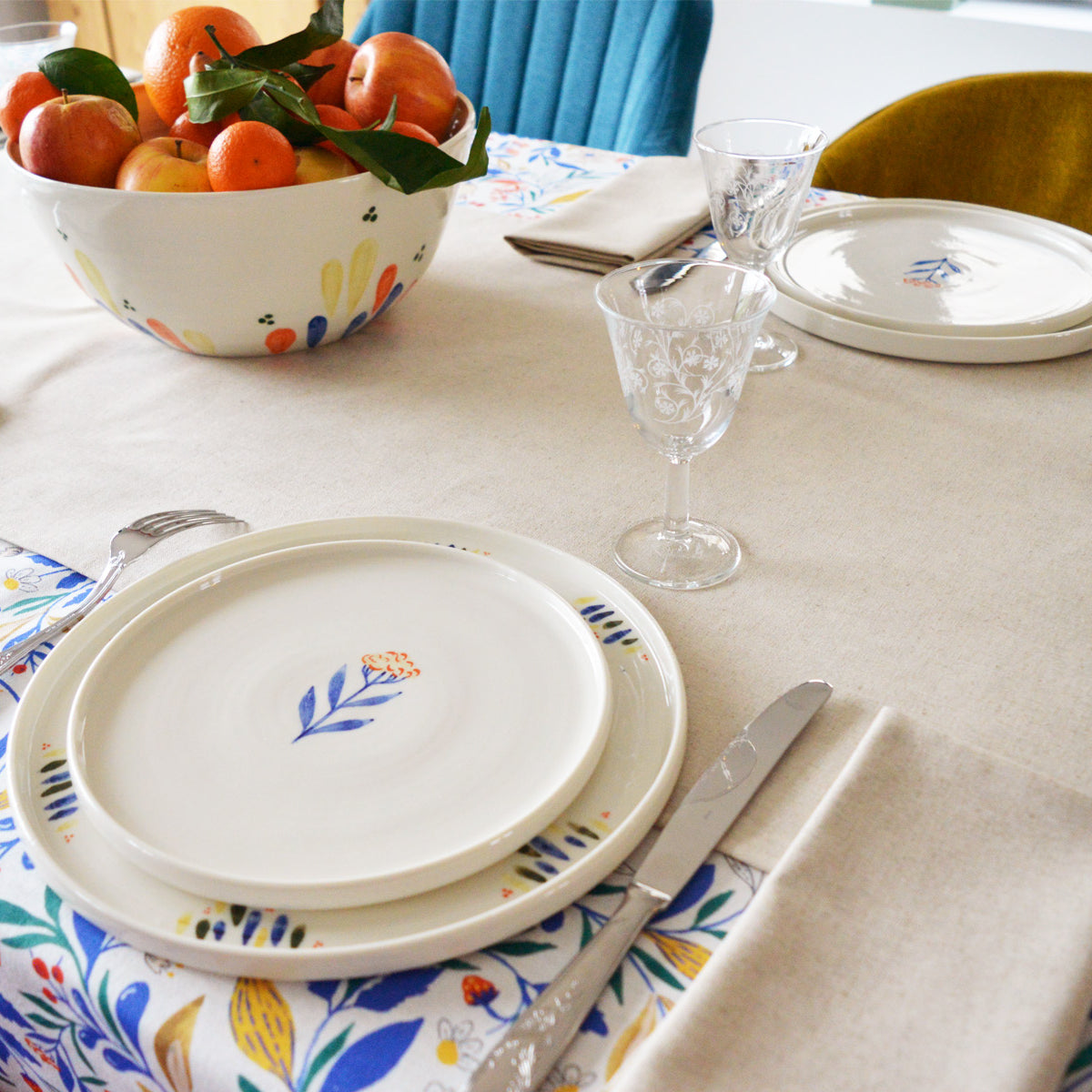 Porcelaine fabriquée en France, assiette à dessert Flora sur table dressée Primavera