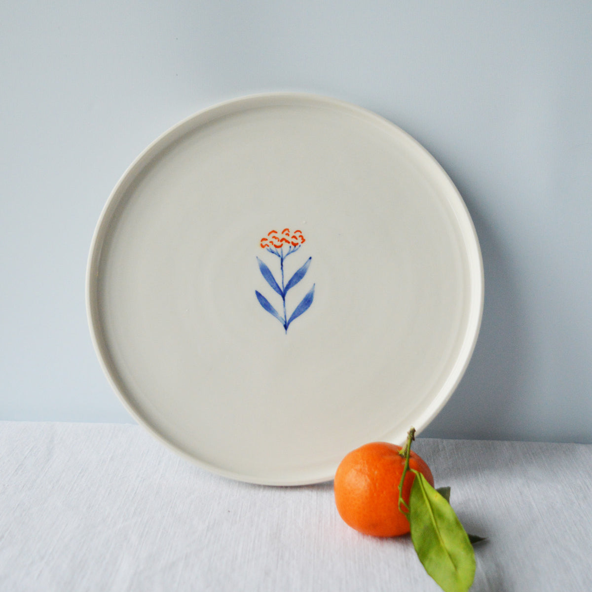 Porcelaine fabriquée en France, assiette à dessert Flora à motif  Primavera sur fond blanc