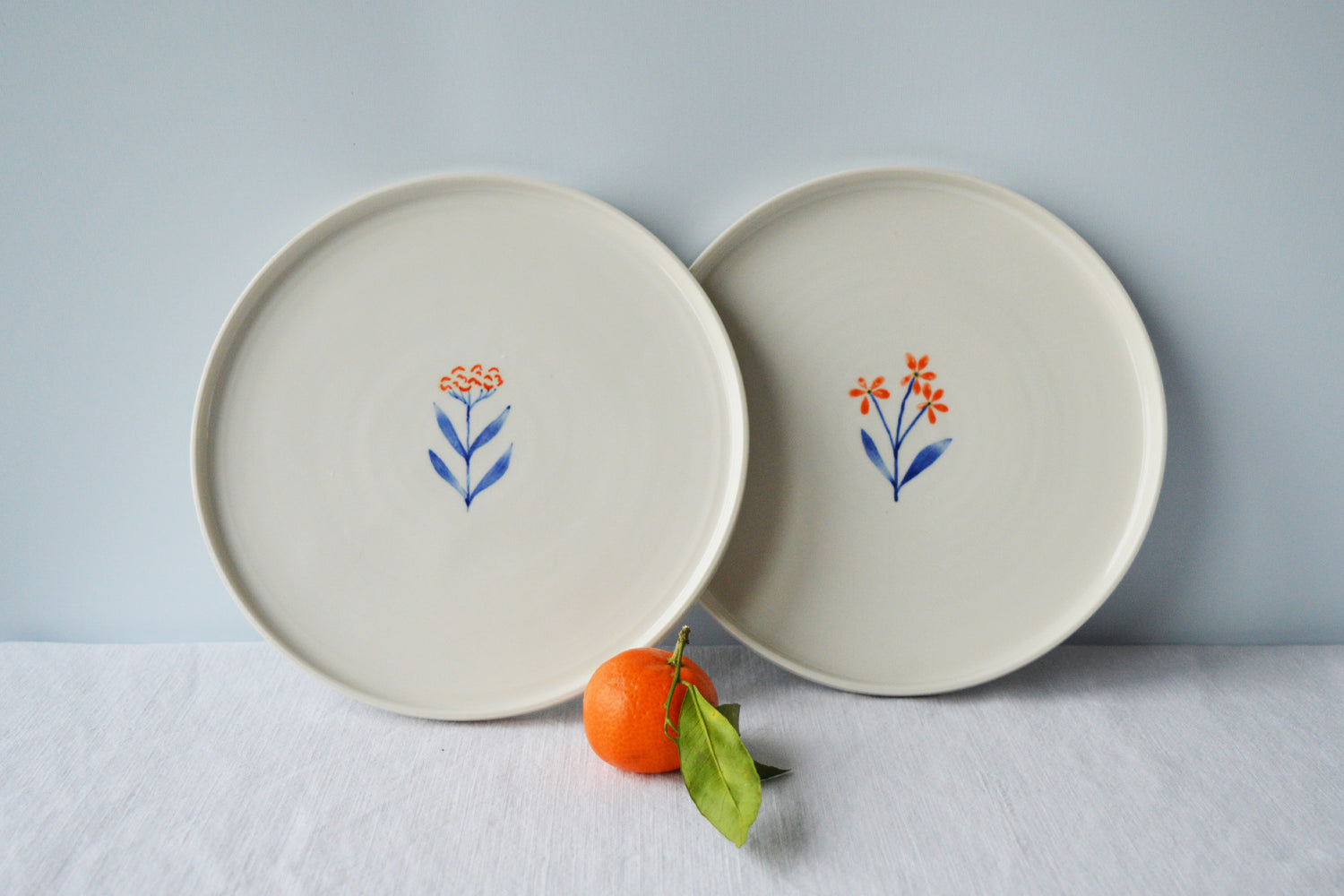 Porcelaine fabriquée en France, assiettes à dessert à motif Ostara et Flora sur fond blanc