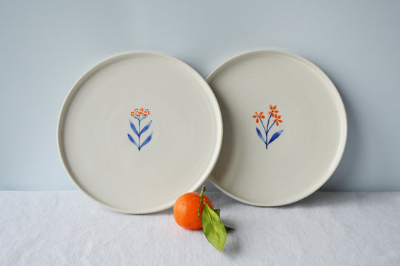 Porcelaine fabriquée en France, assiettes à dessert à motif Ostara et Flora sur fond blanc