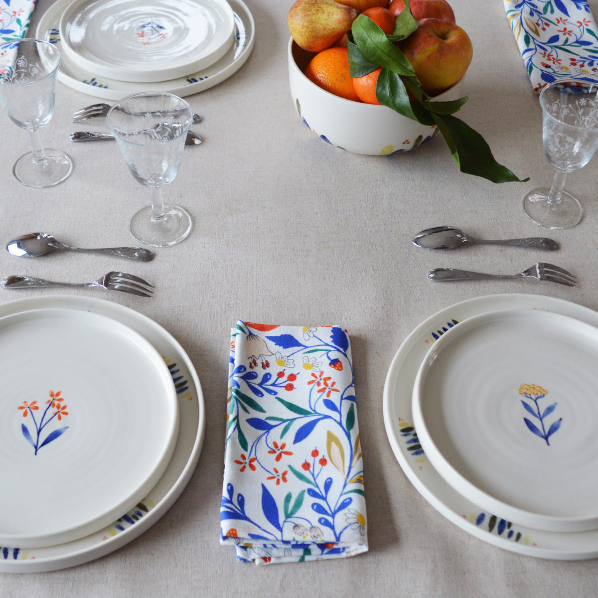 Porcelaine fabriquée en France, assiettes à dessert à motif Ostara et Flora sur grandes assiettes à motif Primavera, table dressée 
