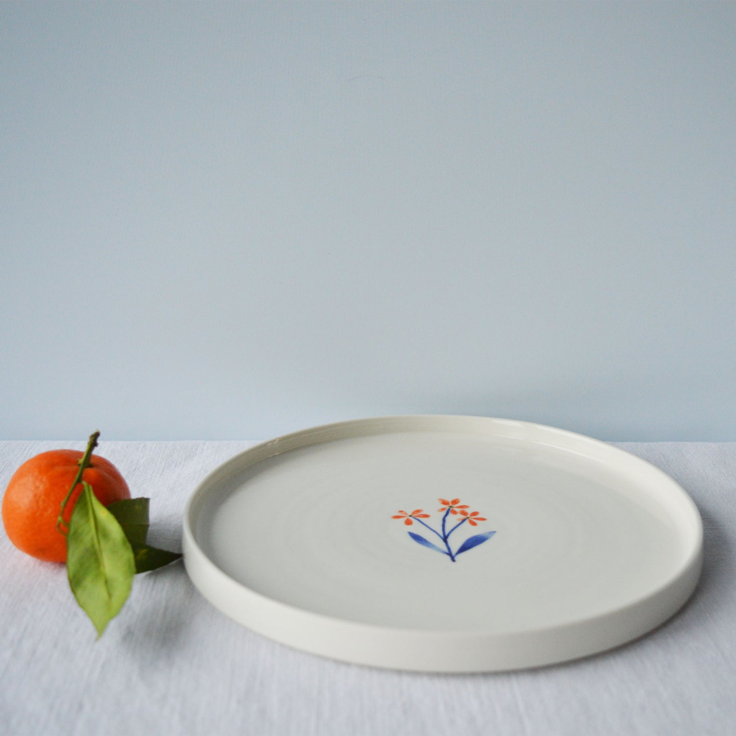 Porcelaine fabriquée en France, assiette à dessert à motif Ostara sur fond blanc