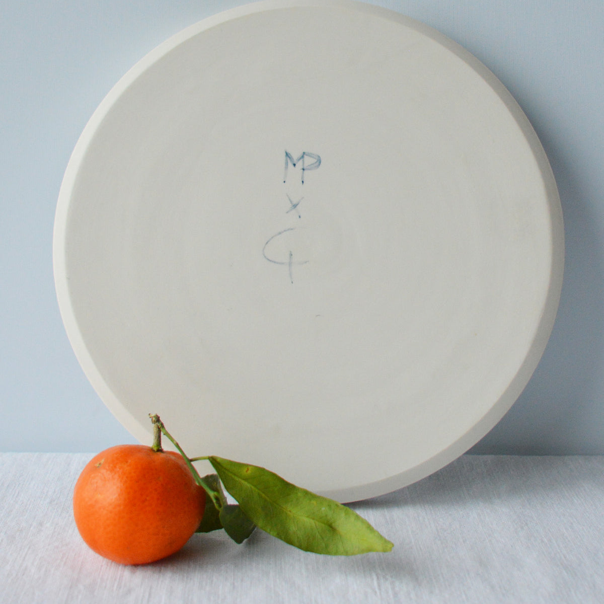Porcelaine fabriquée en France, dos de l'assiette à dessert à motif Ostara sur fond blanc