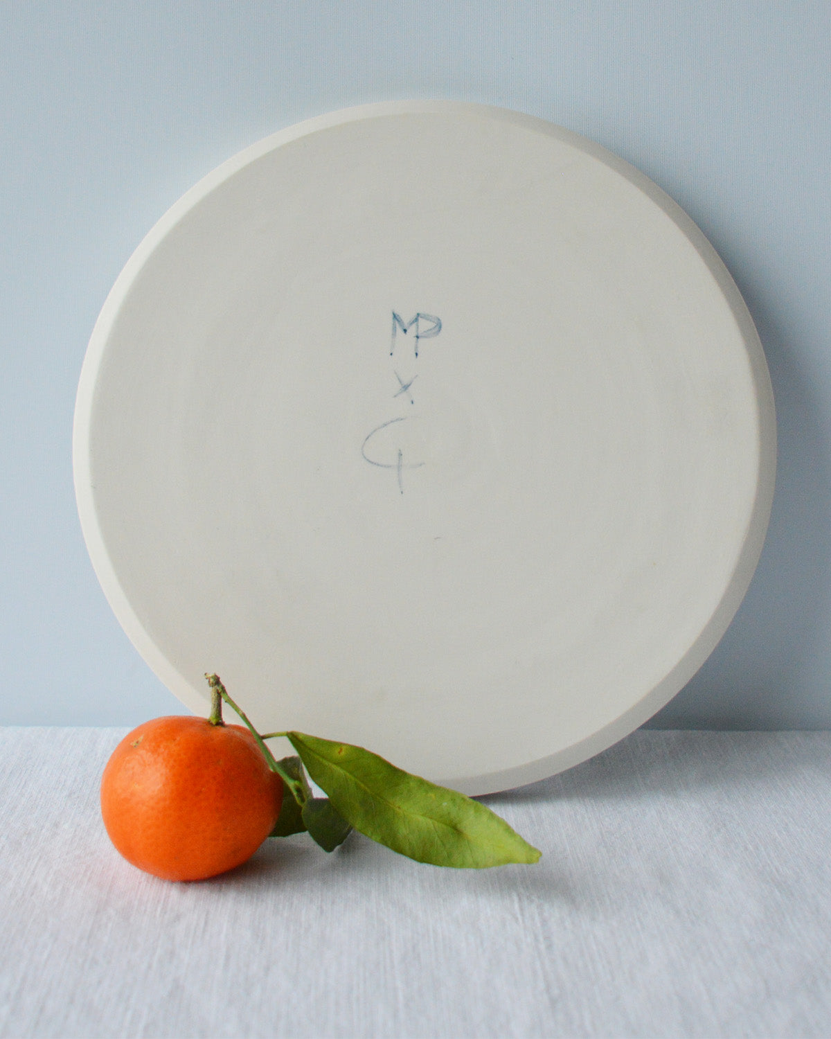 Porcelaine fabriquée en France, dos de l'assiette à dessert à motif Ostara sur fond blanc