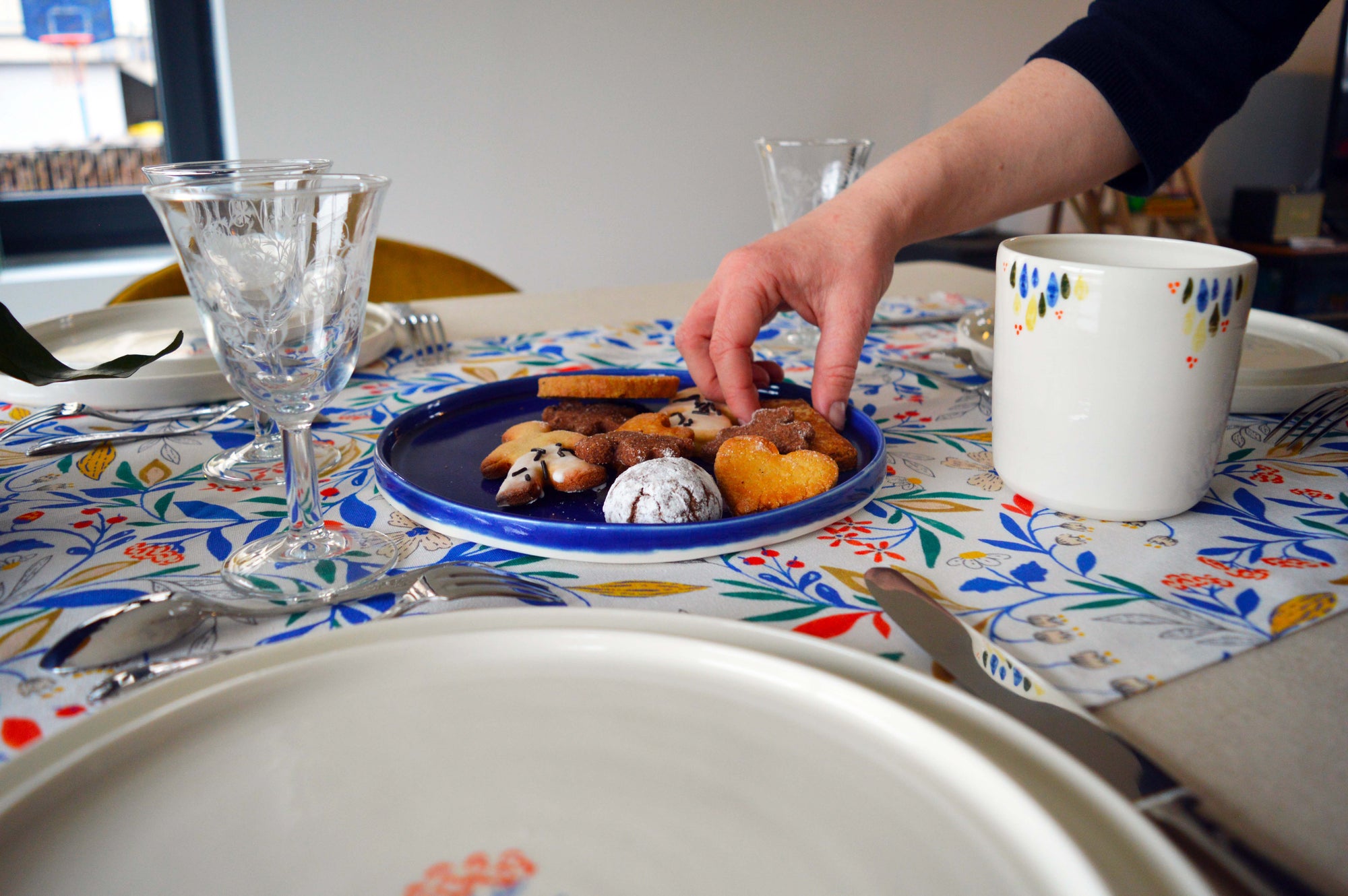 Vaisselle en porcelaine et linge de maison français, fabriqués artisanalement, au motif coloré et fleuri
