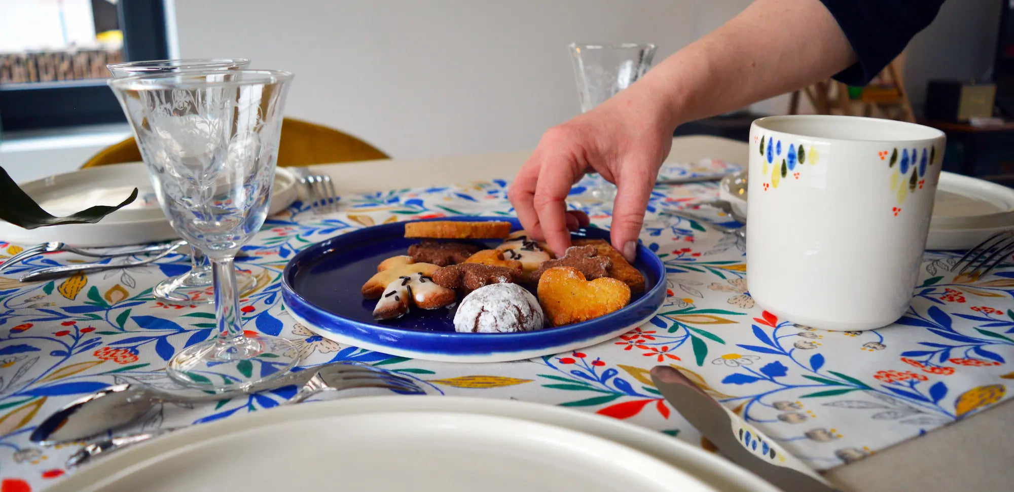 Vaisselle en porcelaine et linge de maison français, fabriqués artisanalement, au motif coloré et fleuri