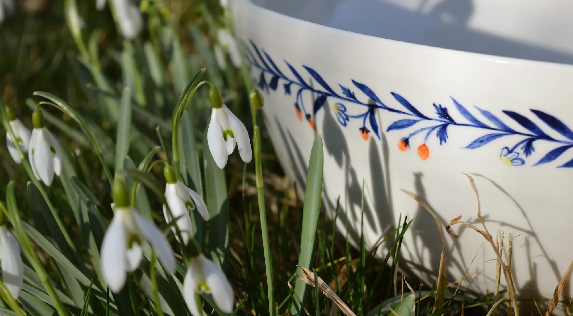 Saladier en porcelaine, fabriqué en France artisanalement, motif floral et coloré