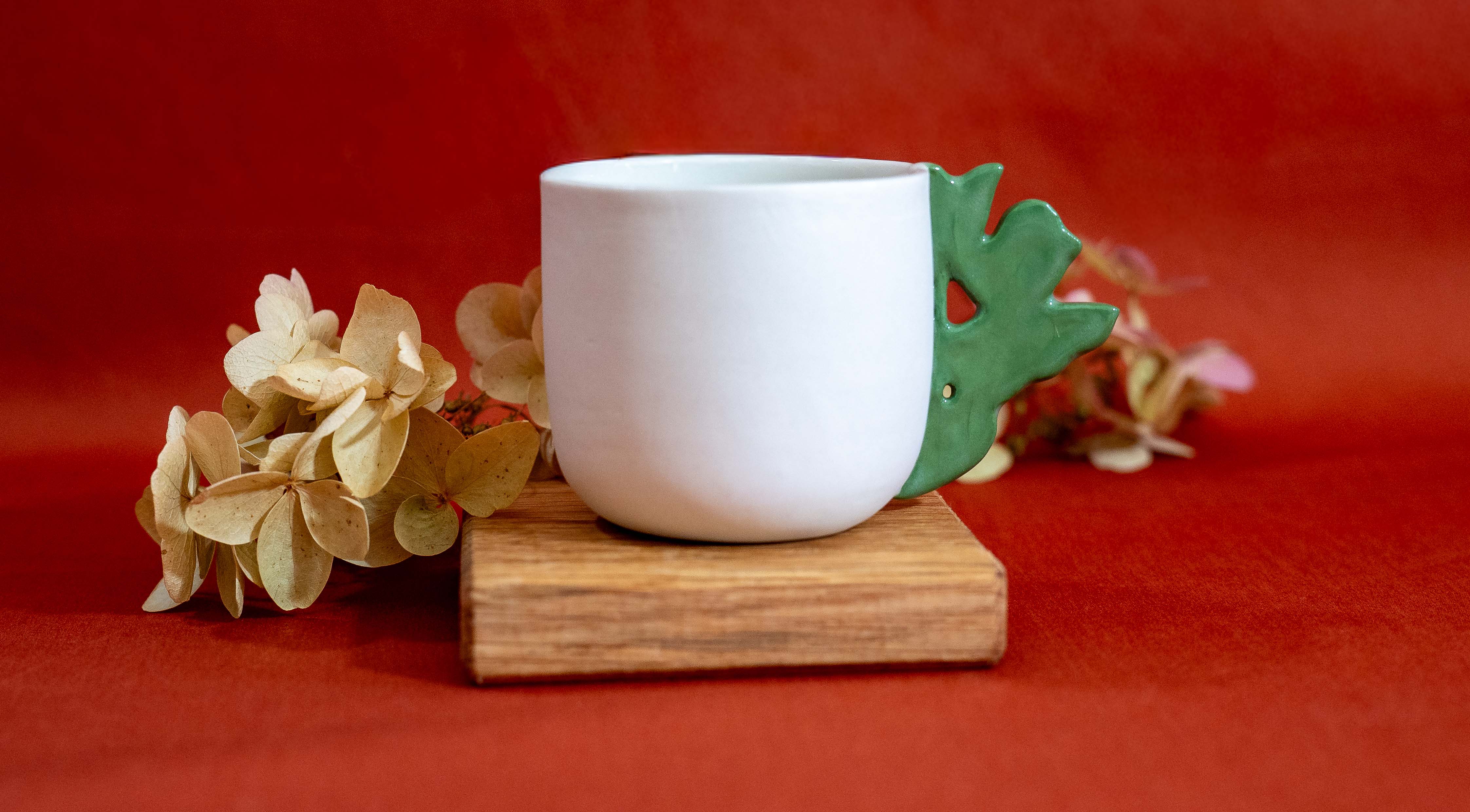 Tasse à café en porcelaine fabriquée en France à la main, anse arbre de vie alsacien