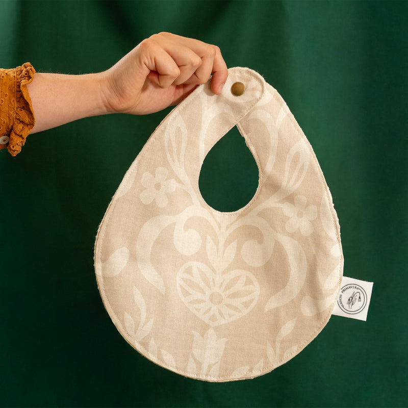 Bavoir beige et blanc fabriqué en France, en coton et en lin, avec motif floral, arbre de vie alsacien