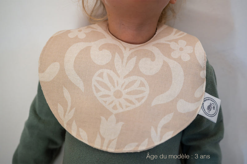 Bavoir beige et blanc fabriqué en France, en coton et en lin, avec motif floral, arbre de vie alsacien