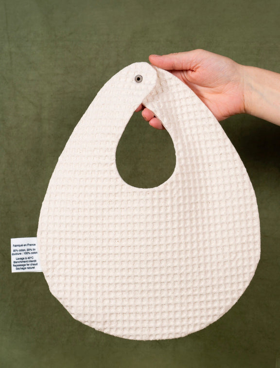 Dos d'un bavoir fabriqué en France, en nid d'abeille 100% coton