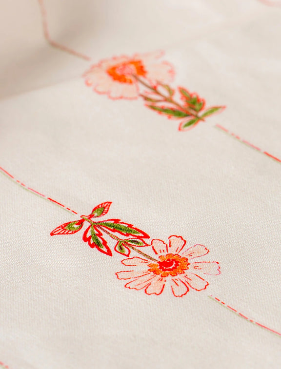 Détail du motif floral d'un bavoir fabriqué en France
