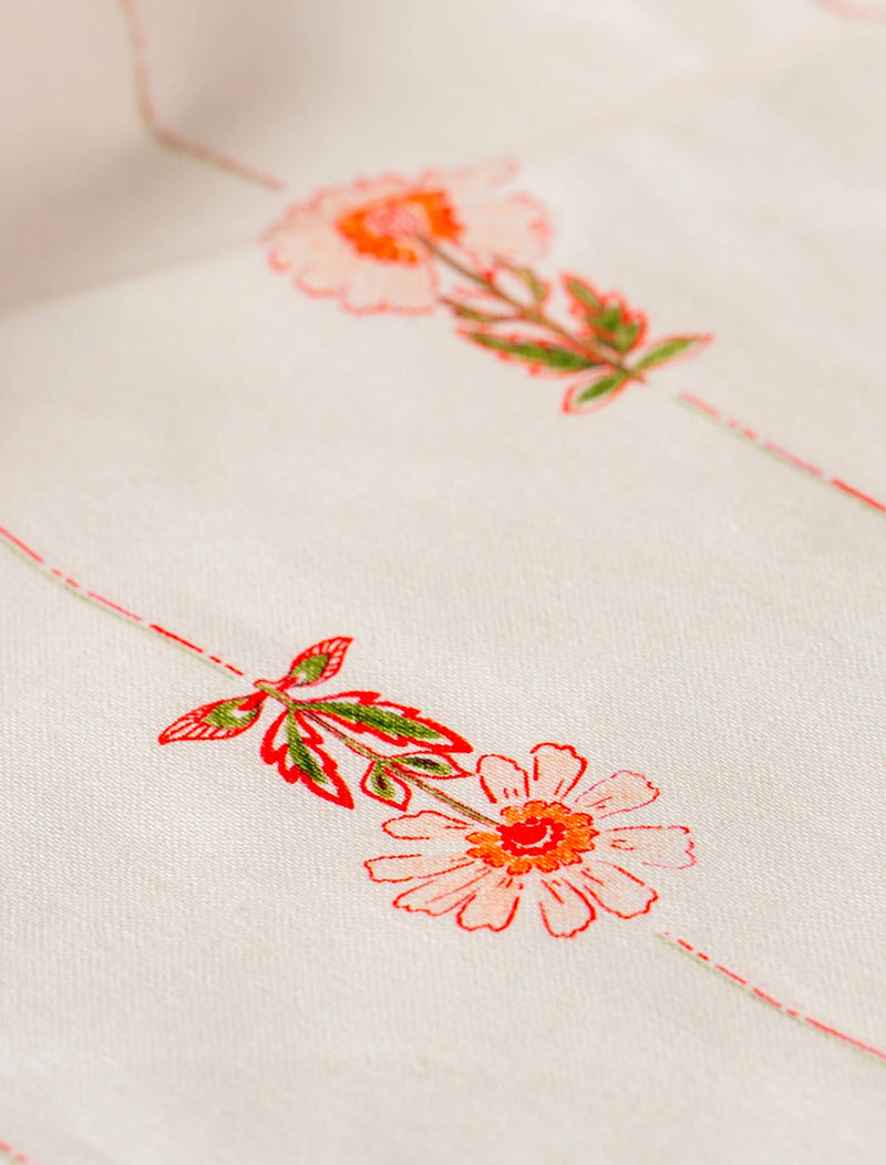 Détail du motif floral d'un bavoir fabriqué en France