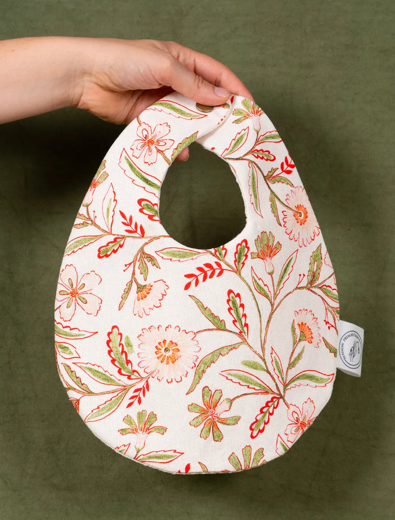 Bavoir fabriqué en France avec motif floral coloré de fleurs des champs