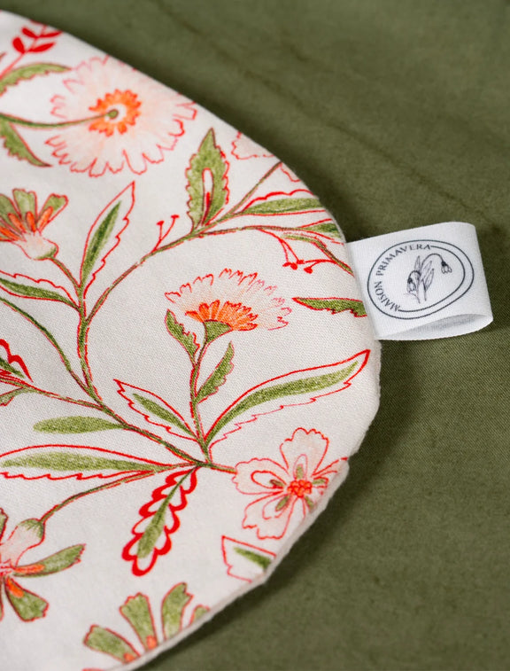 Détail d'un bavoir fabriqué en France avec motif floral coloré de fleurs des champs