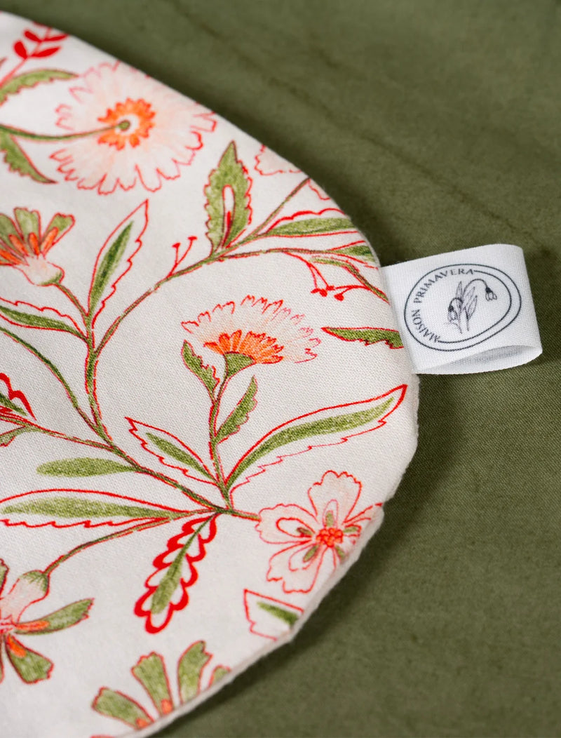 Détail d'un bavoir fabriqué en France avec motif floral coloré de fleurs des champs
