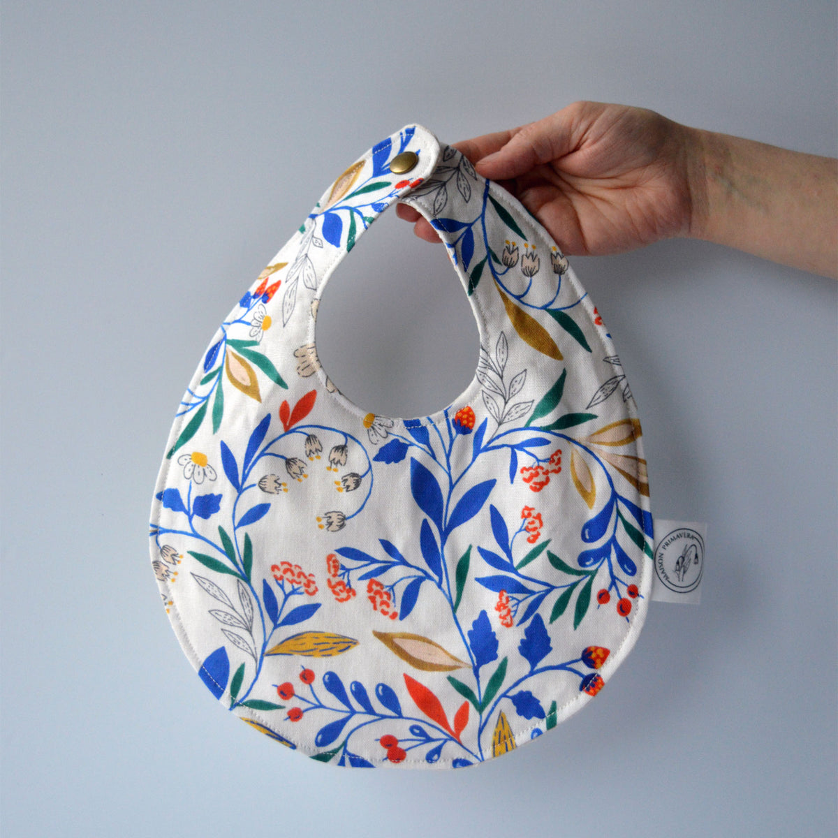 Bavoir en coton et lin à motif Primavera, tissé et fabriqué en France, sur fond blanc