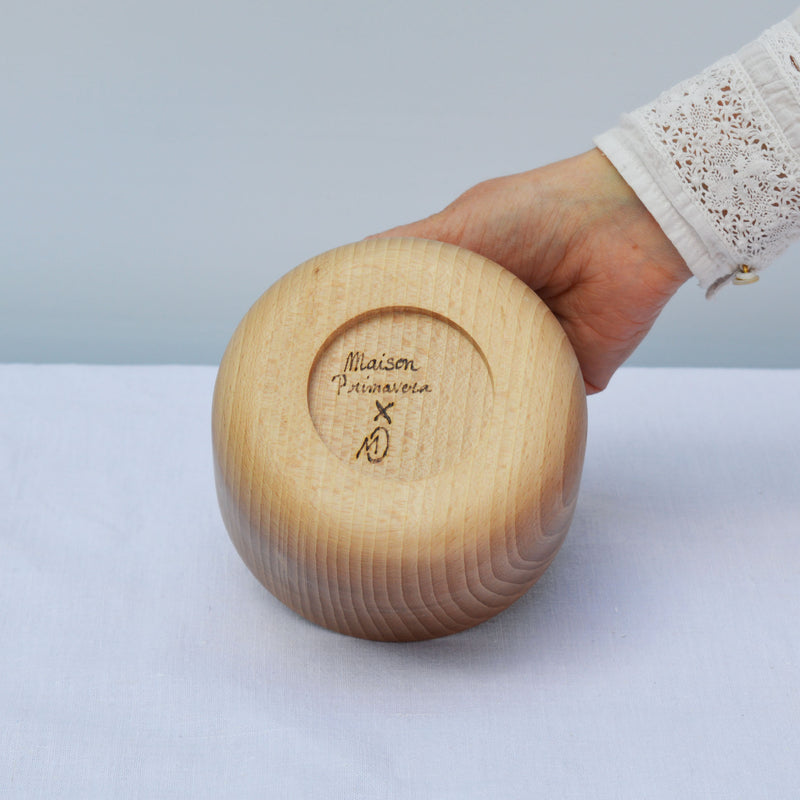 Dessous bol en bois tourné à la main, fabriqué en Alsace, artisanalement, bois de hêtre. Pyrogravure à la main.