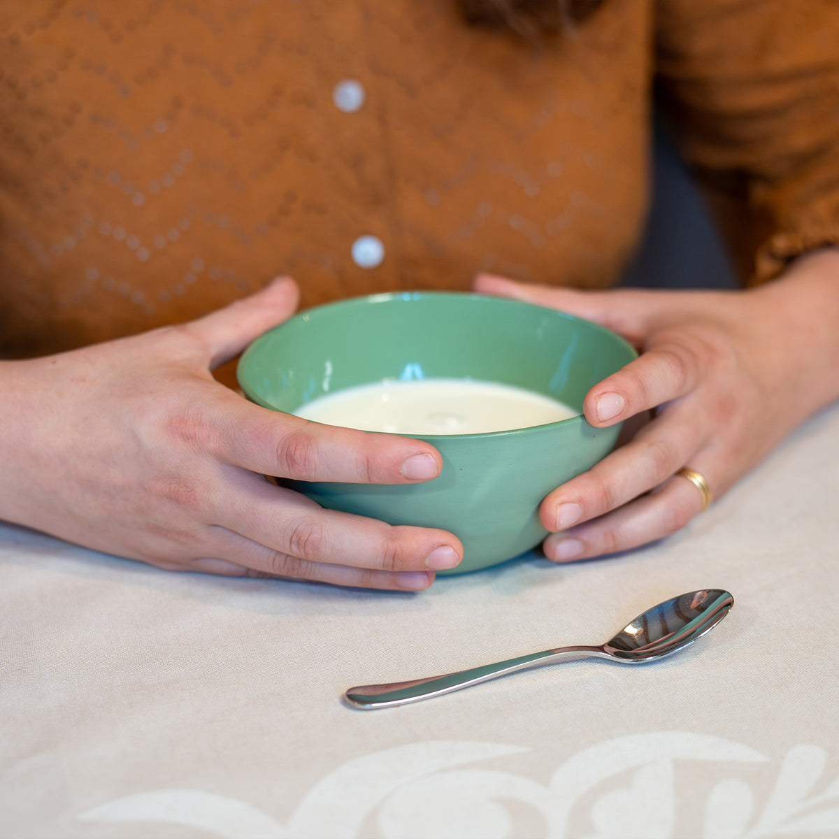 Bol vert en porcelaine, fabriqué en France, artisanal, tenu à deux mains, nappe made in France