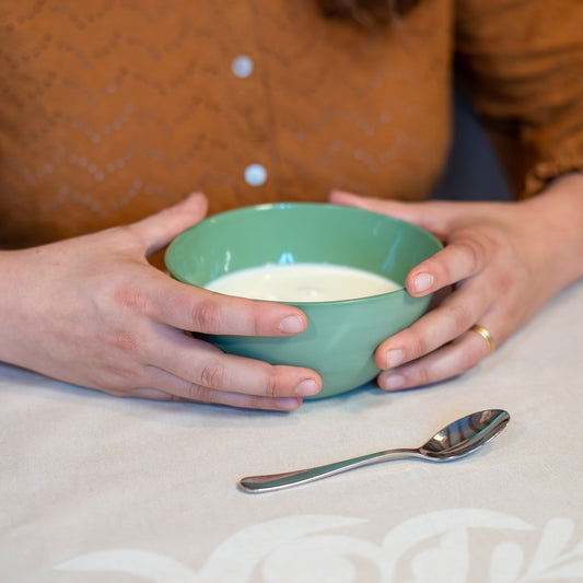 Bol vert en porcelaine, fabriqué en France, artisanal, tenu à deux mains, nappe made in France
