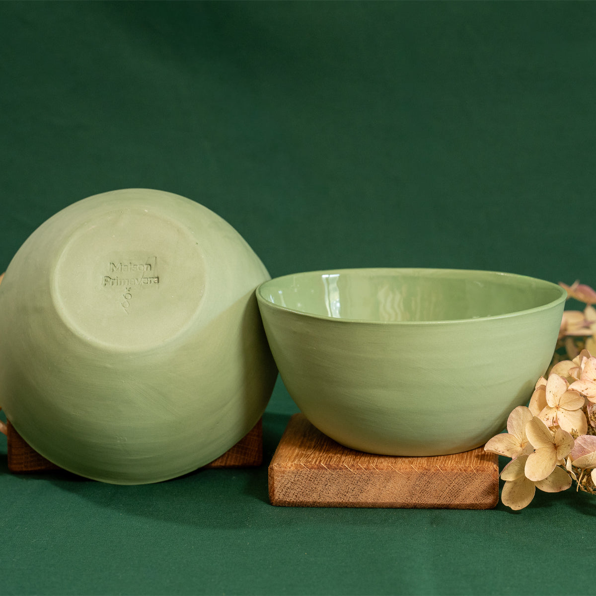 Bol vert en porcelaine, fabriqué en France, artisanal, de dos et de profil