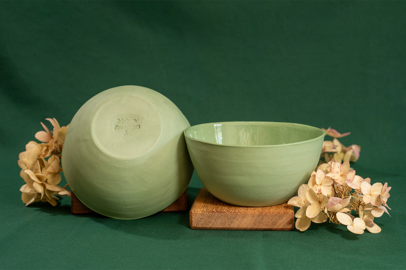 Bol vert en porcelaine, fabriqué en France, artisanal, de dos et de profil